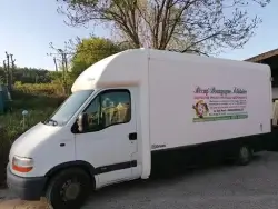 Camionnette blanche de Recup' Bourgogne Solidaire, ressourcerie éco-responsable.