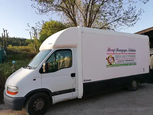 Camionnette blanche de Recup' Bourgogne Solidaire, ressourcerie éco-responsable.
