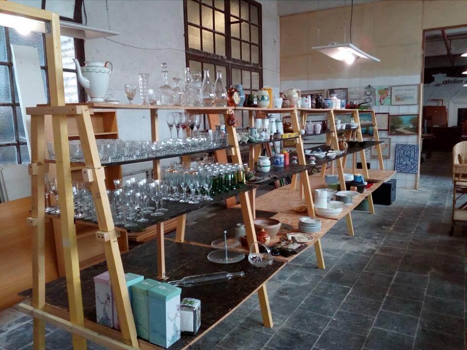 Verrerie et vaisselle dans une ressourcerie éco-responsable en Bourgogne Franche Comté.